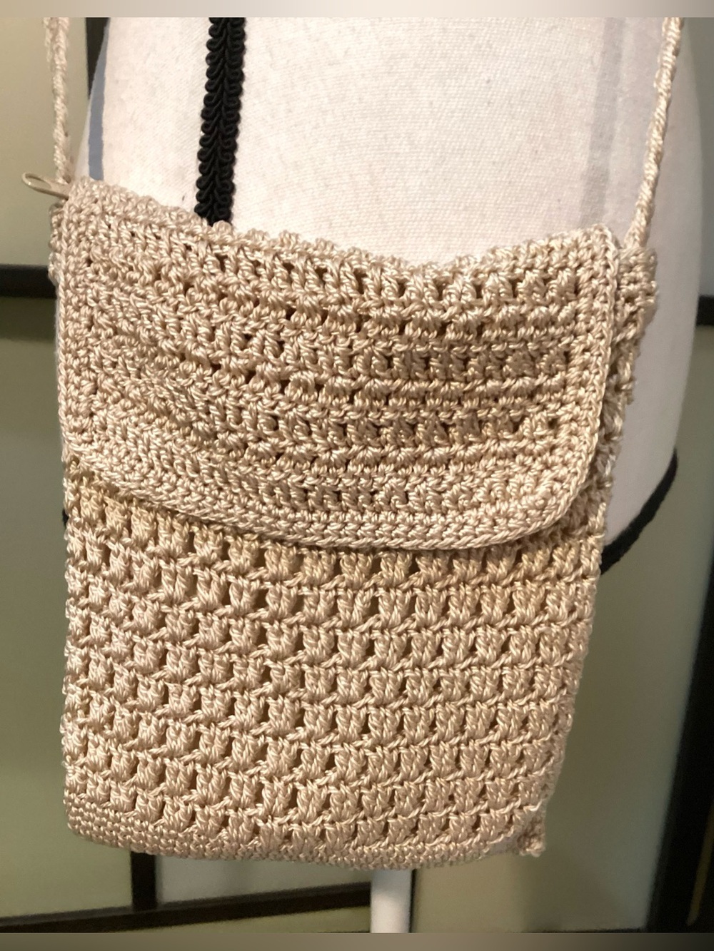 Soft crossbody bag with closing zipper. 7” x 7”
